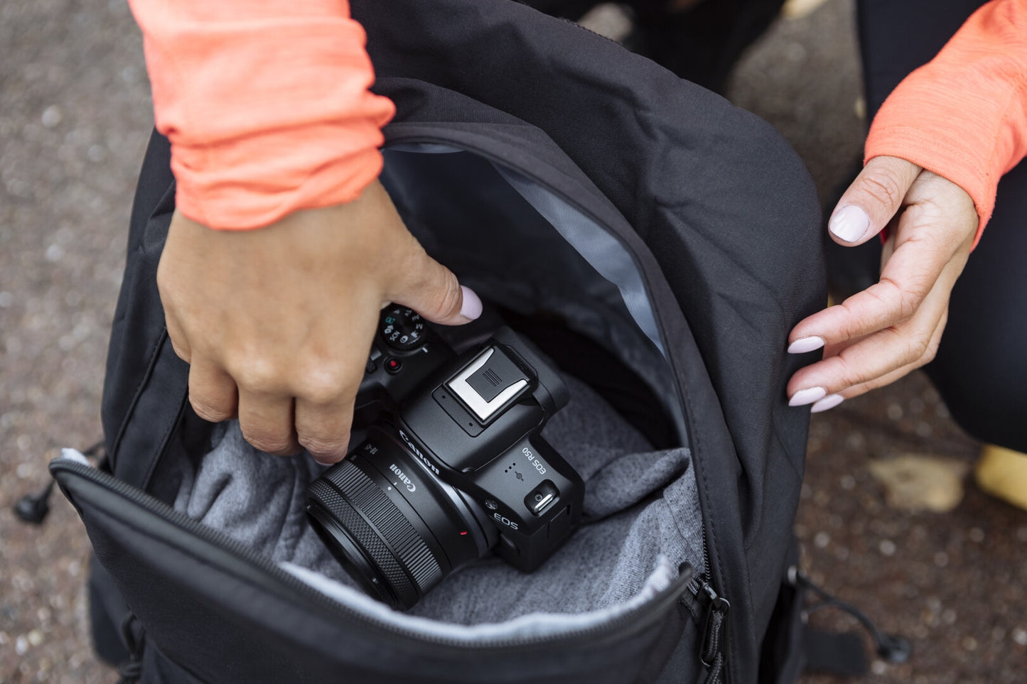 Canon EOS R50, Black + RF-S 18-45mm F4.5-6.3 IS STM Kit MILC 24,2 MP CMOS 6000 x 4000 pixlar Svart
