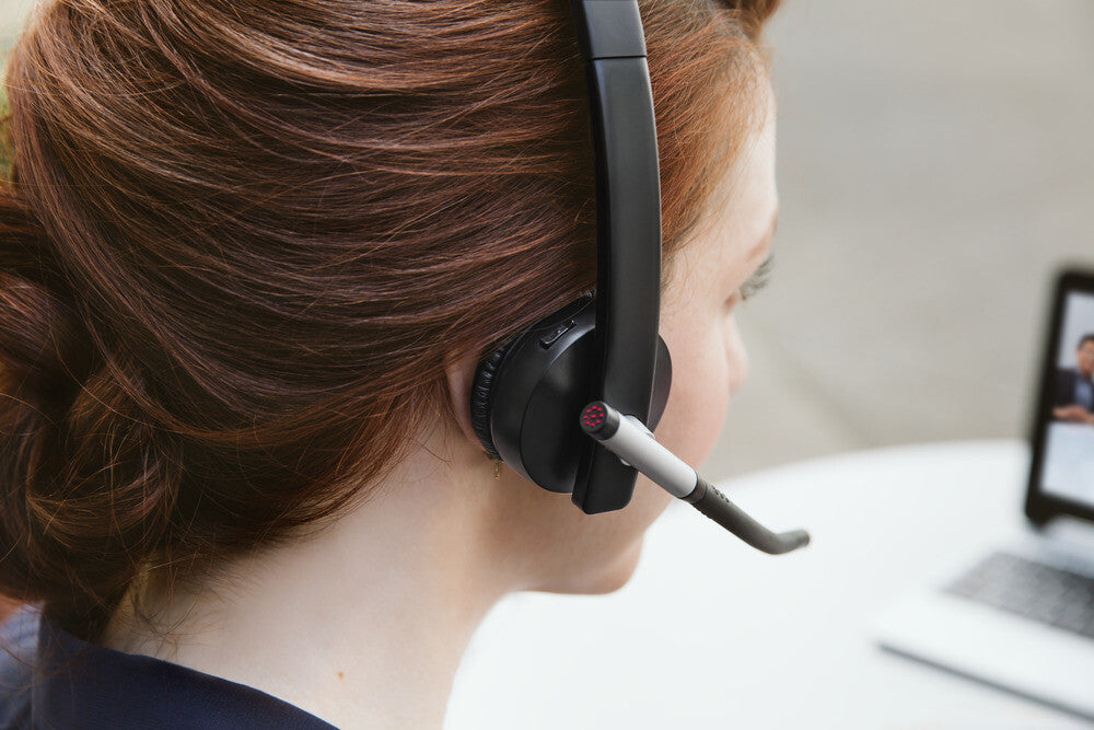 Logitech H820e Headset Trådlös Huvudband Kontor/callcenter Laddningsställ Svart