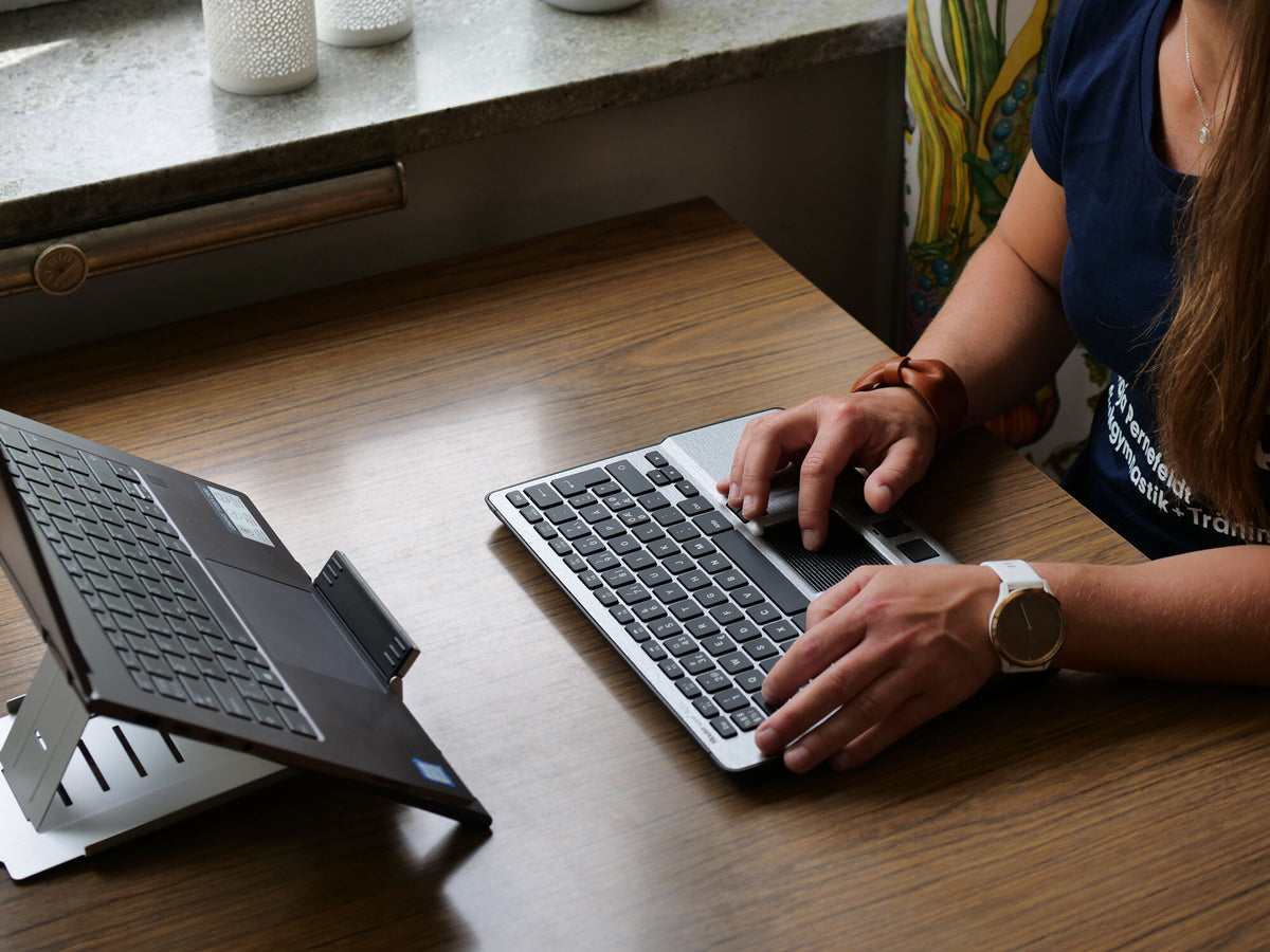 Mousetrapper Alpha - Nordic tangentbord Mus inkluderad Kontor USB + Bluetooth QWERTY Svart, Silver