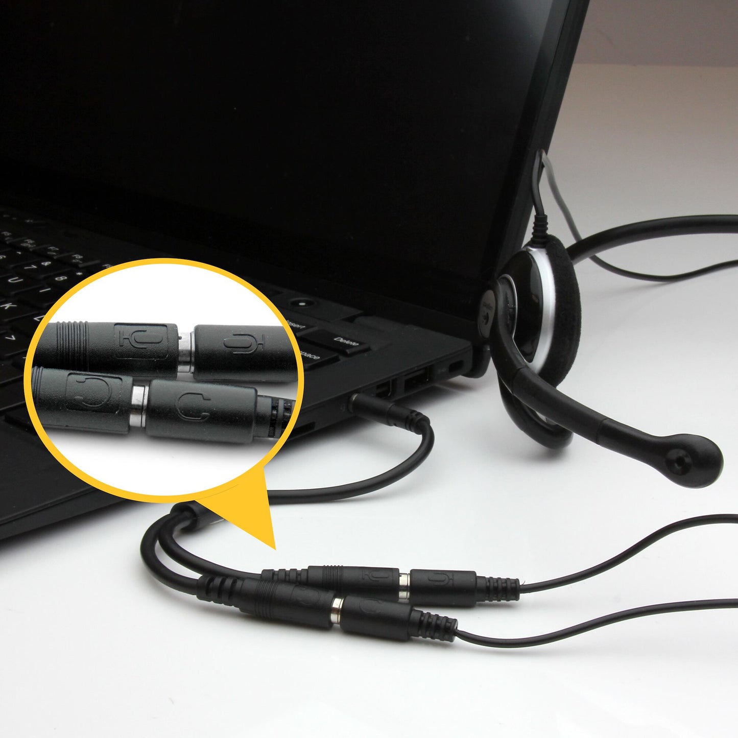 StarTech.com Headset-adapter för headset med separata hörlurs-/mikrofon-kontakter - 3,5 mm 4-polig till 2x 3-polig 3,5 mm M/F