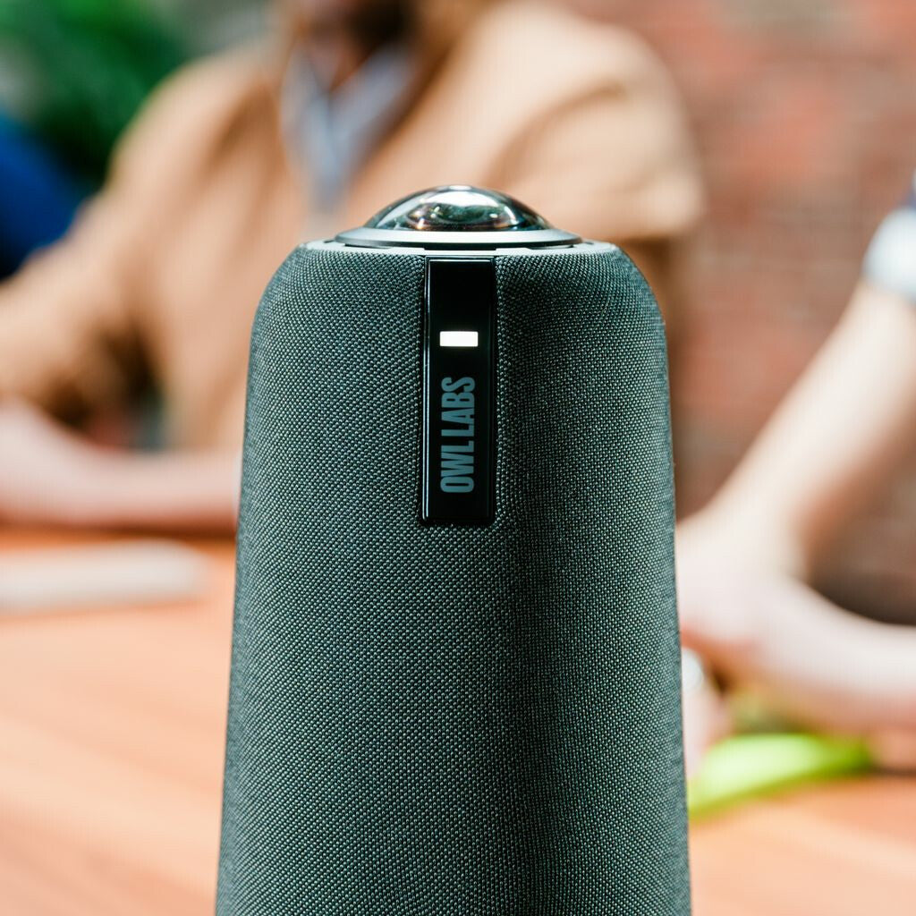 Owl Labs Meeting Owl 4+ – en smart 360-graders 4K-kamera för videokonferenser med mikrofon och högtalare (automatiskt talarfokus, smart zoomning och brusutjämning)