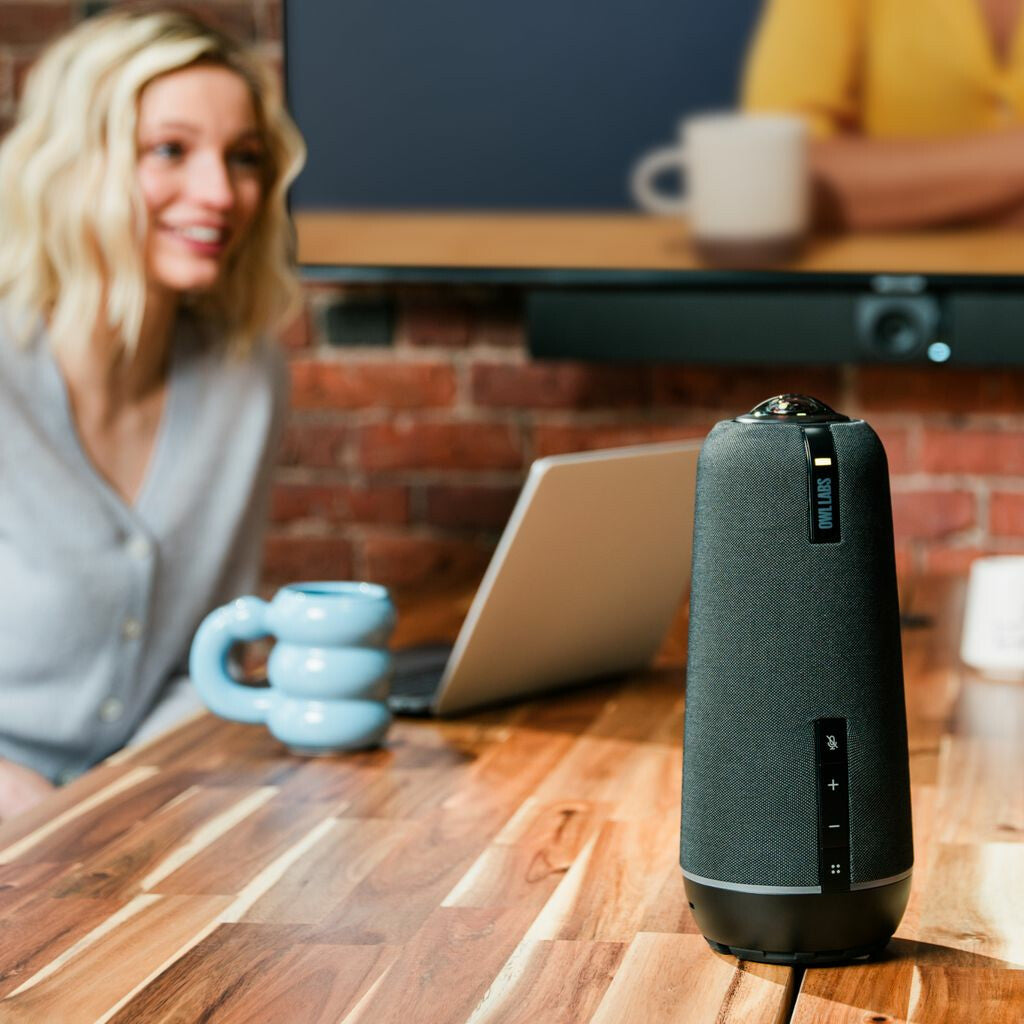 Owl Labs Meeting Owl 4+ – en smart 360-graders 4K-kamera för videokonferenser med mikrofon och högtalare (automatiskt talarfokus, smart zoomning och brusutjämning)