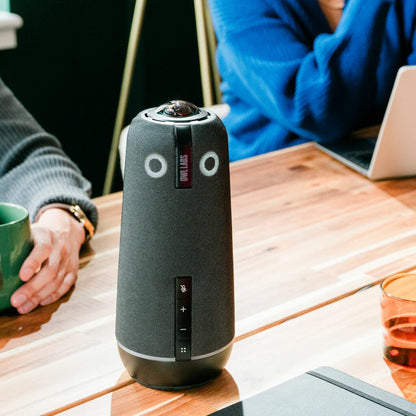 Owl Labs Meeting Owl 4+ – en smart 360-graders 4K-kamera för videokonferenser med mikrofon och högtalare (automatiskt talarfokus, smart zoomning och brusutjämning)